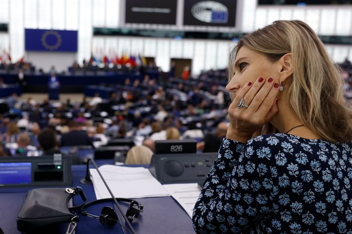 Η ευρωβουλευτής Εύα Καϊλή ακούει την εξόριστη Λευκορωσίδα ηγέτιδα της αντιπολίτευσης Σβιατλάνα Τσικχανούσκαγια να εκφωνεί την ομιλία της στο Ευρωπαϊκό Κοινοβούλιο, Τετάρτη 13 Σεπτεμβρίου 2023 στο Στρασβούργο της ανατολικής Γαλλίας.