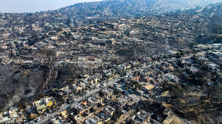 Άποψη γειτονιών που καίγονται κατά τη διάρκεια δασικών πυρκαγιών στη Vina del Mar, Χιλή, Δευτέρα 5 Φεβρουαρίου 2024.