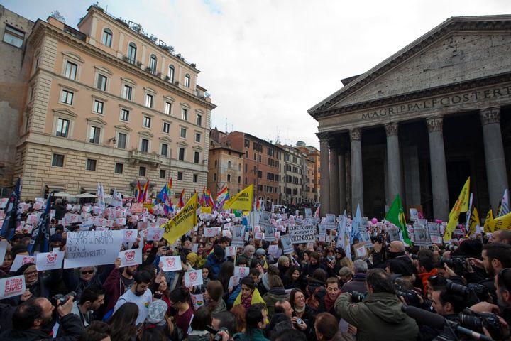 Ακτιβιστές διαδηλώνουν υπέρ των δικαιωμάτων των ομοφυλόφιλων ζευγαριών, στη Ρώμη στις 23 Ιανουαρίου 2016.