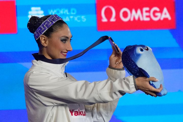 Η αργυρή Ολυμπιονίκης Ευαγγελία Πλατανιώτη, από την Ελλάδα, αντιδρά κατά τη διάρκεια της τελετής απονομής μεταλλίων για τον τελικό του σόλο ελεύθερο γυναικών στην καλλιτεχνική κολύμβηση στο Παγκόσμιο Πρωτάθλημα Υγρού Στίβου στη Ντόχα του Κατάρ, Τρίτη 6 Φεβρουαρίου 2024.