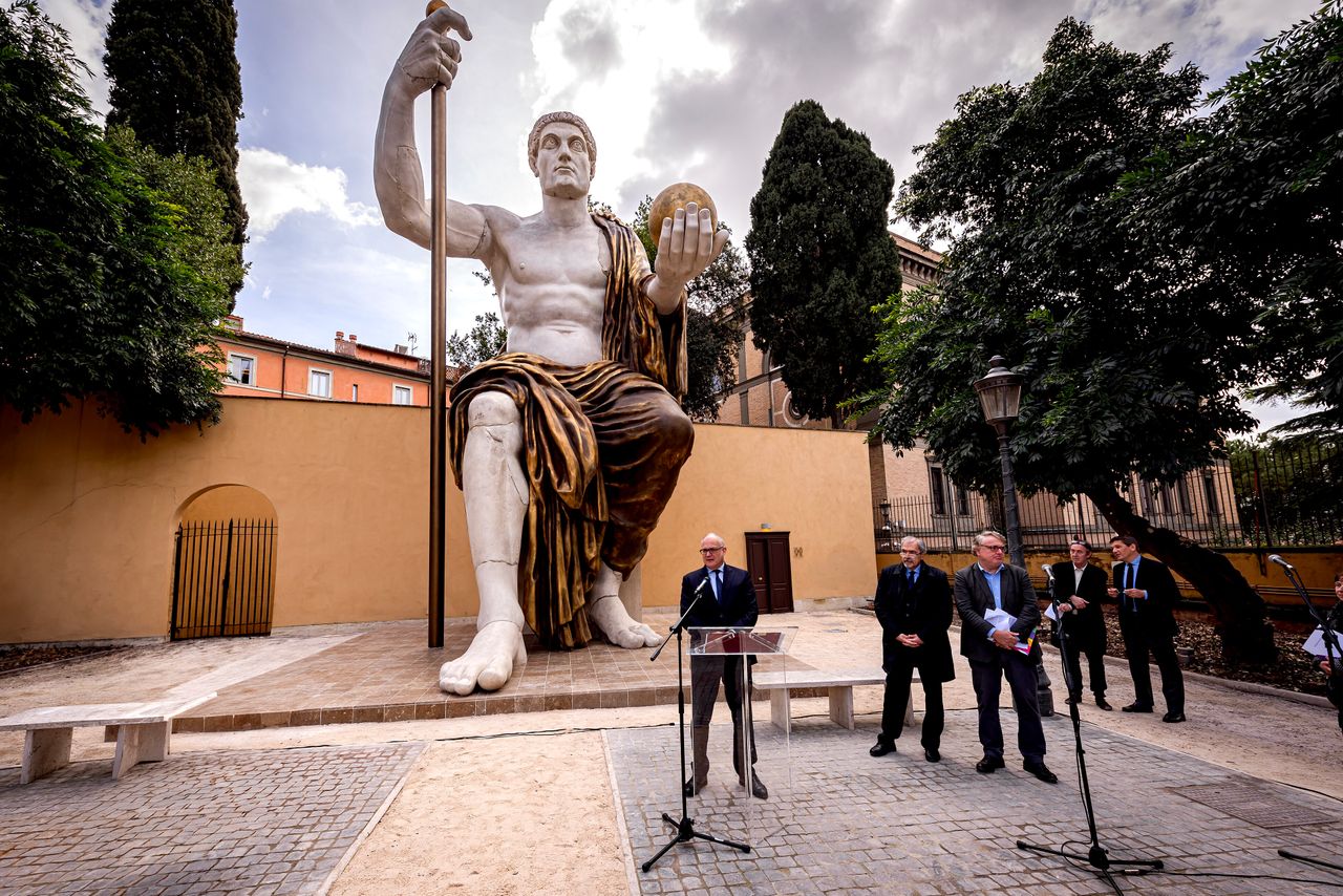 Ο δήμαρχος της Ρώμης Ρομπέρτο Γκουαλτιέρι μιλάει κατά τη διάρκεια συνέντευξης Τύπου για την παρουσίαση του ανακατασκευασμένου μνημειακού Κολοσσού του Κωνσταντίνου, στον κήπο της Villa Caffarelli στα Μουσεία του Καπιτωλίου, στις 6 Φεβρουαρίου 2024, στη Ρώμη, Ιταλία.