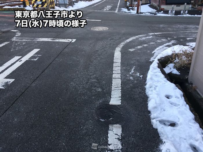 八王子市では道路の端に雪が残り道路は一部凍結も見られる