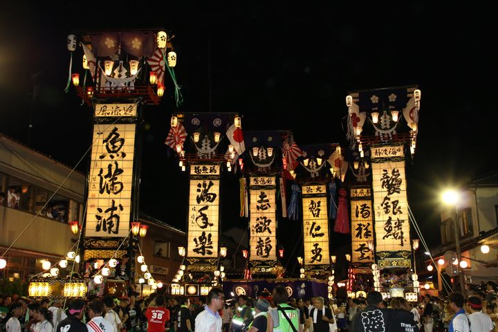 「能登のキリコ祭り」の一つ「石崎奉燈祭」。巨大なキリコが小さな漁師町で豪快に乱舞する＝2017年8月、石川県七尾市