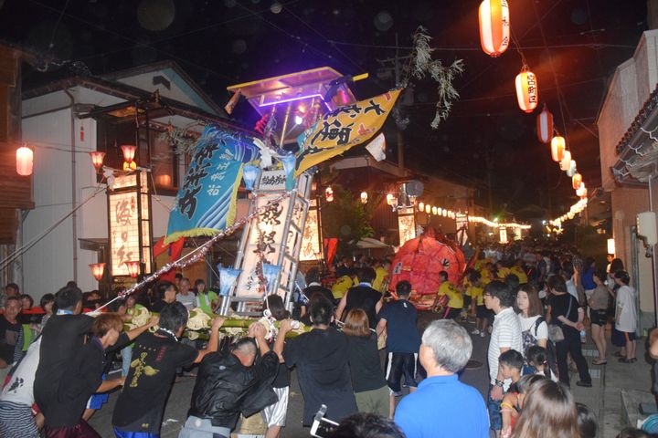 「能登のキリコ祭り」の一つ「輪島大祭」。巨大なキリコを担いだ若者がラッパ音を鳴らしながら疾走する＝2016年8月、石川県輪島市