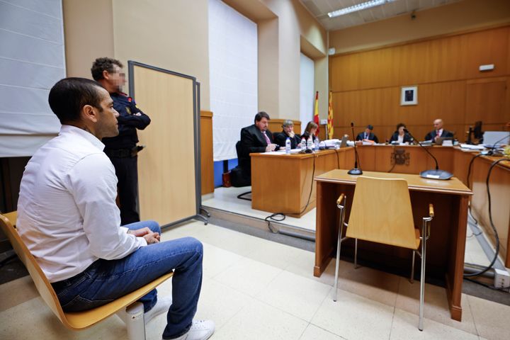 Ο Βραζιλιάνος ποδοσφαιριστής Dani Alves κατά τη διάρκεια της δίκης του στη Βαρκελώνη, Ισπανία, Δευτέρα 5 Φεβρουαρίου 2024.