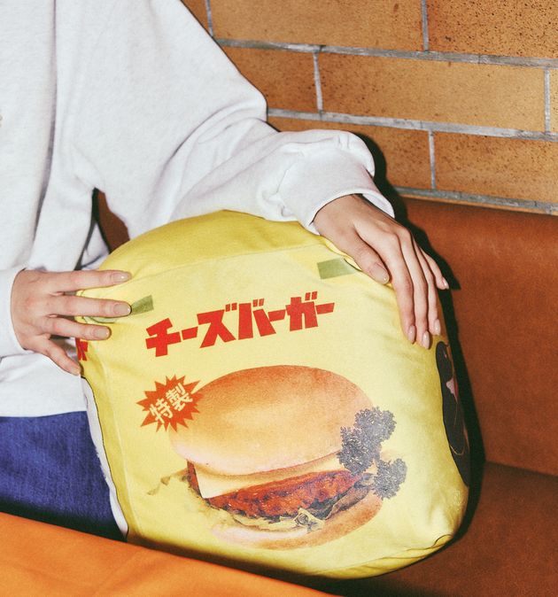 自動販売機のチーズバーガーをデザインしたクッション