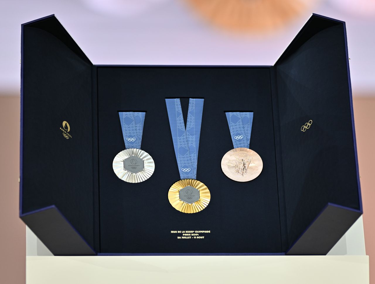 Τα μετάλλια των επερχόμενων Ολυμπιακών και Παραολυμπιακών Αγώνων του Παρισιού 2024 αποκαλύπτονται κατά τη διάρκεια μιας παρουσίασης στα μέσα ενημέρωσης στο Σεν-Ντενί, κοντά στο Παρίσι, Γαλλία, στις 08 Φεβρουαρίου 2024.
