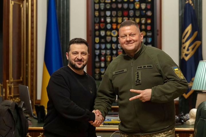 Στη φωτογραφία που παραχωρήθηκε από το Γραφείο Τύπου του Ουκρανού Προέδρου, ο Ουκρανός Πρόεδρος Volodymyr Zelenskyy, αριστερά, σφίγγει το χέρι με τον Αρχηγό των Ενόπλων Δυνάμεων της Ουκρανίας Valerii Zaluzhnyi κατά τη διάρκεια της συνάντησής τους στο Κίεβο, Ουκρανία, Πέμπτη 8 Φεβρουαρίου 2024.