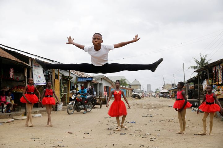 ラゴスの街なかで高くジャンプするマドゥさん（2020年）