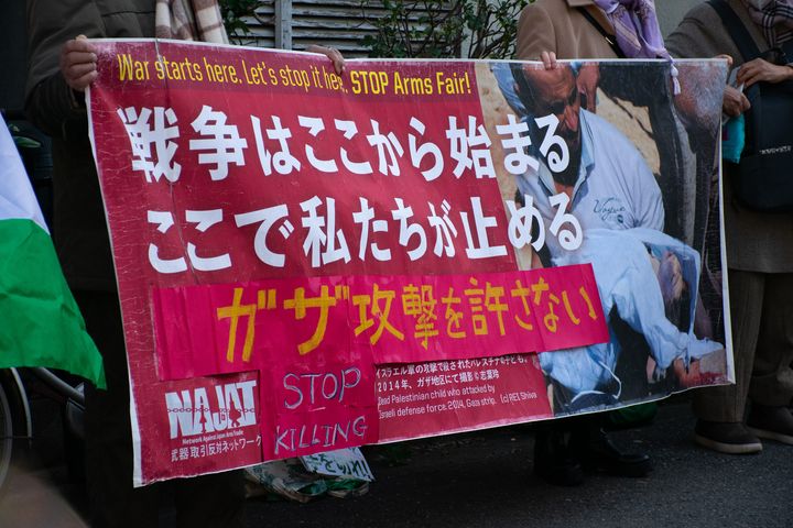 日本エヤークラフトサプライ東京本社前には、抗議活動のため約120人が集まった