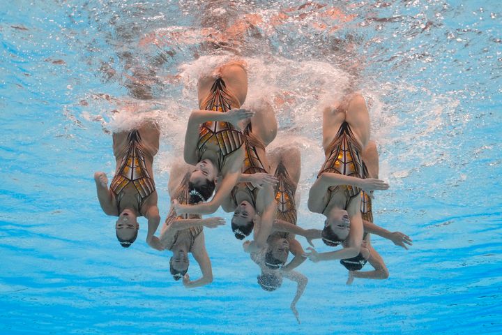 Η ομάδα της Ελλάδας αγωνίζεται στον τελικό του μικτού ομαδικού ελεύθερου της καλλιτεχνικής κολύμβησης στο Παγκόσμιο Πρωτάθλημα Υγρού Στίβου στη Ντόχα του Κατάρ, Παρασκευή 9 Φεβρουαρίου 2024.