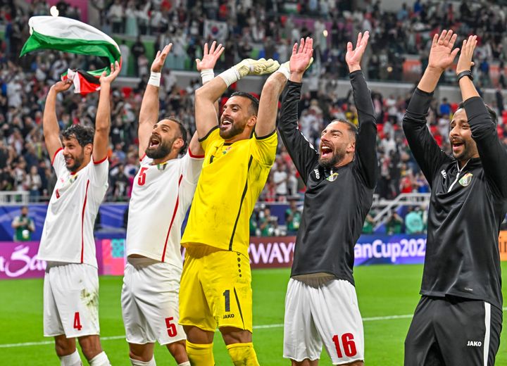 Οι παίκτες της Ιορδανίας πανηγυρίζουν τη νίκη τους στον ημιτελικό αγώνα του AFC Asian Cup 2023 μεταξύ της Νότιας Κορέας και της Ιορδανίας στο στάδιο Ahmad Bin Ali στο Al Rayyan του Κατάρ, στις 6 Φεβρουαρίου 2023.