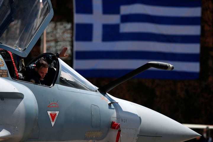  Έλληνας πιλότος ενός Mirage 2000-5 δίνει οδηγίες σε πληρώματα εδάφους στην αεροπορική βάση της Ανδραβίδας, περίπου 279 χιλιόμετρα (174 μίλια) νοτιοδυτικά της Αθήνας, Τρίτη 20 Απριλίου 2021. (AP Photo/Thanassis Stavrakis)