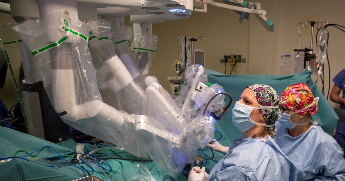 Bệnh nhân ung thư chết vì vỡ ruột do robot phẫu thuật: kiện