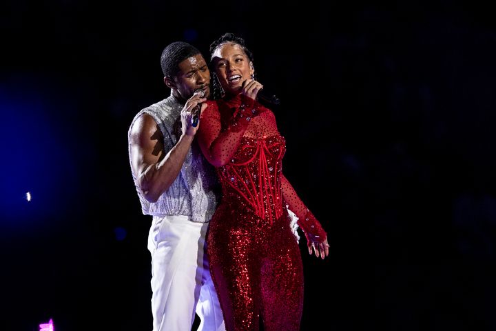 Usher performing with Alicia Keys