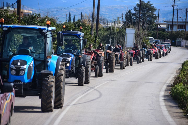 Οι αγρότες των μπλόκων είναι σε αναμονή της συνάντησης των εκπροσώπων τους με τον Κυριάκο Μητσοτάκη