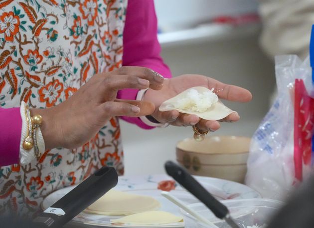 デザートの「フォニフィラ」。ココナッツと牛乳、砂糖を煮詰めたものを餃子の皮で包み、油で揚げる。