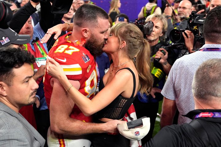 Το φιλί της Taylor Swift στον Τράβις Κέλσι μετά τον τελικό του NFL, 11 Φεβρουαρίου 2024, Λας Βέγκας. (AP Photo/John Locher)