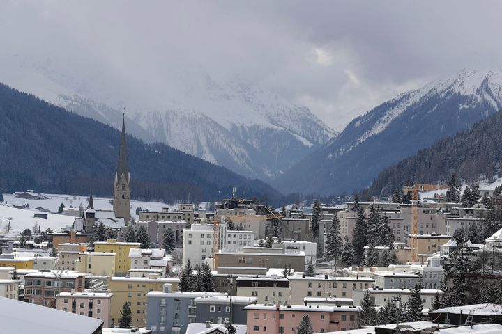 Χιόνι καλύπτει τους λόφους γύρω από το Νταβός, Ελβετία, στις 19 Ιανουαρίου 2020. Η κύρια εβραϊκή οργάνωση της Ελβετίας κατήγγειλε τη Δευτέρα 12 Φεβρουαρίου 2024 μια αντισημιτική πινακίδα που τοποθετήθηκε σε ένα τοπικό κατάστημα σκι κοντά στο Νταβός, απαγορεύοντας στους Εβραίους να νοικιάσουν εξοπλισμό από το κατάστημα.