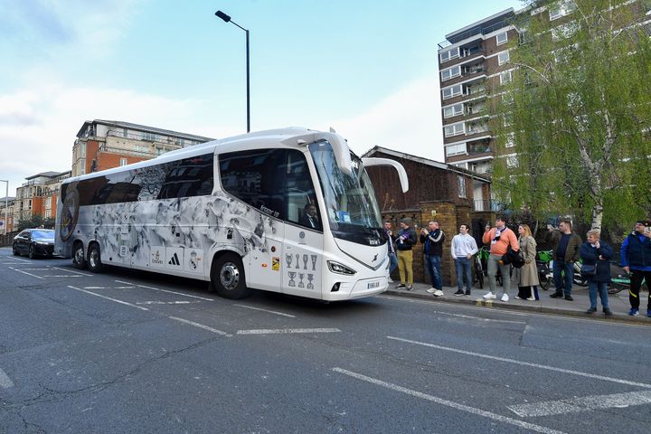 Φωτογραφία αρχείου: Λεωφορείο της ομάδας της Ρεάλ Μαδρίτης πριν από τον προημιτελικό αγώνα της δεύτερης φάσης του Champions League μεταξύ της Chelsea FC και της Ρεάλ Μαδρίτης στο Stamford Bridge στις 18 Απριλίου 2023 στο Λονδίνο, Ηνωμένο Βασίλειο. 