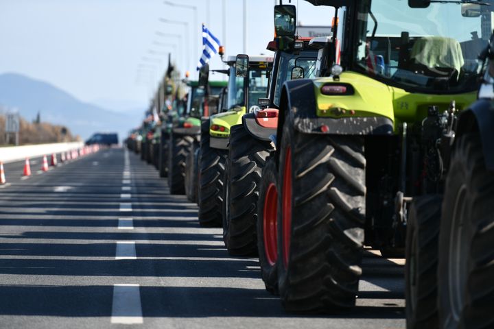 Η κυβέρνηση διαμηνύει ότι σε περίπτωση που οι αγρότες επιχειρήσουν να κλείσουν τους δρόμους, θα εφαρμοστούν οι προβλεπόμενοι νόμοι