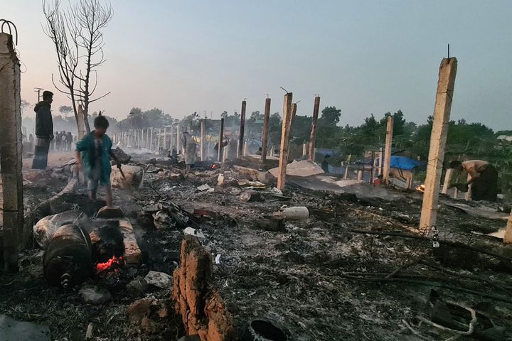 バングラデシュ南東部にあるコックスバザールの難民キャンプで、1月7日未明に起きた火災の焼け跡。(AFPが2024年1月7日撮影)