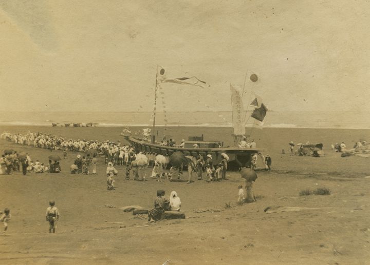 戦前、進水式でにぎわう硫黄島の海岸