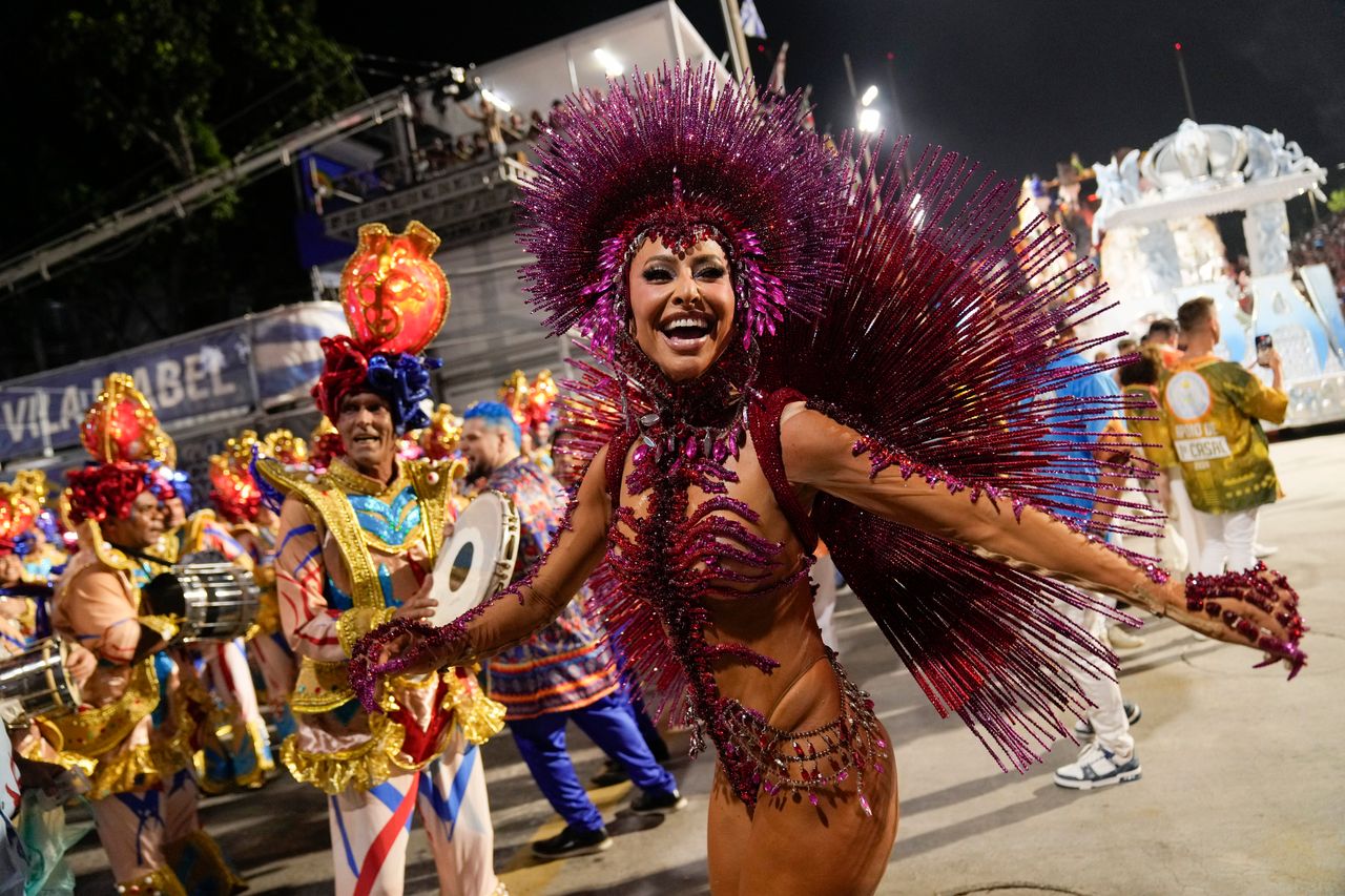Η βασίλισσα των τυμπάνων Sabrina Sato, από τη σχολή σάμπα Vila Isabel, παίζει κατά τη διάρκεια των καρναβαλικών εορτασμών στο Sambadrome στο Ρίο ντε Τζανέιρο της Βραζιλίας, νωρίς την Τρίτη 13 Φεβρουαρίου 2024.