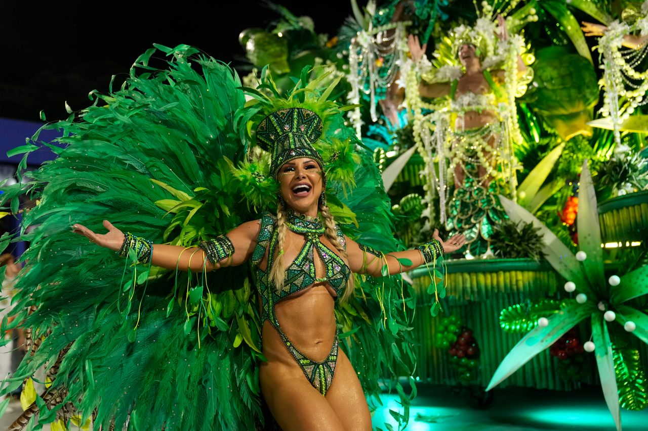 Καλλιτέχνιδες από τη σχολή σάμπα Mocidade παρελαύνουν κατά τη διάρκεια των εορτασμών του καρναβαλιού στο Sambadrome στο Ρίο ντε Τζανέιρο της Βραζιλίας, Δευτέρα 12 Φεβρουαρίου 2024.