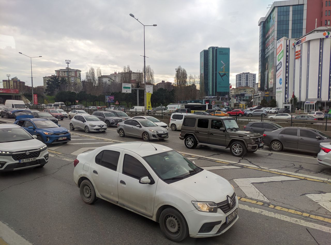 Ακινητοποιημένα οχήματα σε μποτιλιαρισμένο δρόμο της Κωνσταντινούπολης.
