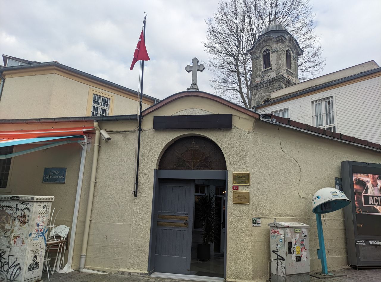 Τουρκική σημαία με την ημισέληνο στην είσοδο του ιστορικού ναού της Αγίας Ευφημίας στη Χαλκηδόνα.