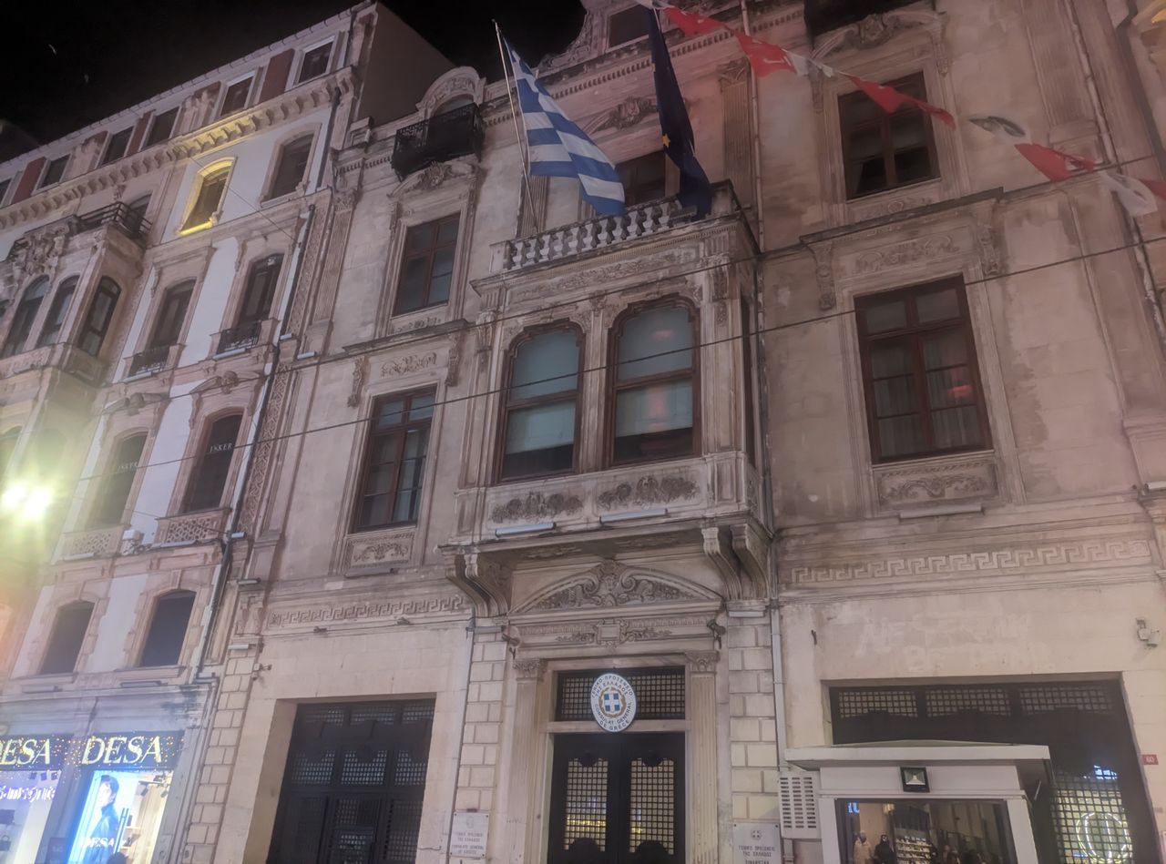Σημαιάκια της Τουρκίας πλάι στη γαλανόλευκη στο Σισμανόγλειο Μέγαρο, όπου στεγάζεται το ελληνικό προξενείο.