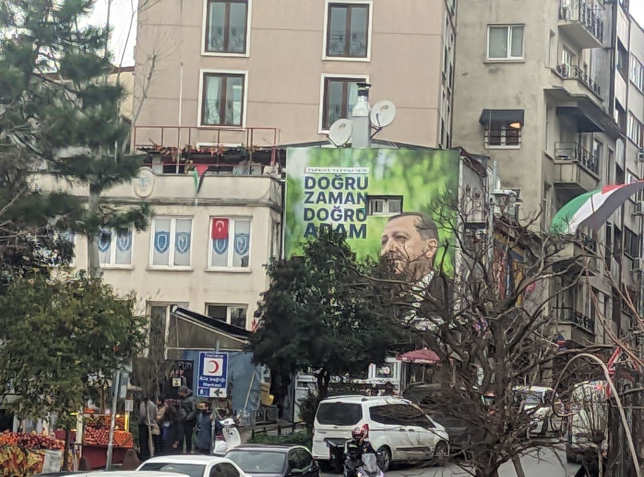 «Doğru Zaman Doğru Adam» (μτφ. Σωστή εποχή, σωστός άνδρας) αναφέρει η λεζάντα του γκράφιτι με το πρόσωπο του Ταγίπ Ερντογάν σε πλαϊνή όψη κτιρίου. Πρόκειται για το σύνθημα που χρησιμοποιούσε ως σλόγκαν της προεκλογικής εκστρατείας του ο Τούρκος πρόεδρος.