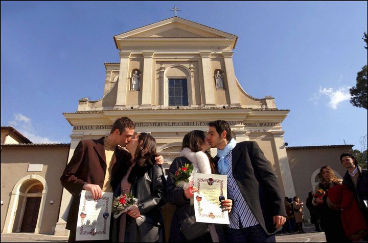 Μέσα στην εκκλησία, πίνακες που αναφέρονται σε γεγονότα της ζωής του Αγίου Βαλεντίνου στο Τέρνι της Ιταλίας στις 20 Ιανουαρίου 2004. Κάθε χρόνο στις 14 Φεβρουαρίου (ημέρα του Αγίου Βαλεντίνου), εκατοντάδες ερωτευμένοι ορκίζονται για την αγάπη και την πίστη μπροστά στον τάφο του προστάτη των ερωτευμένων στη βασιλική της Τέρνι.