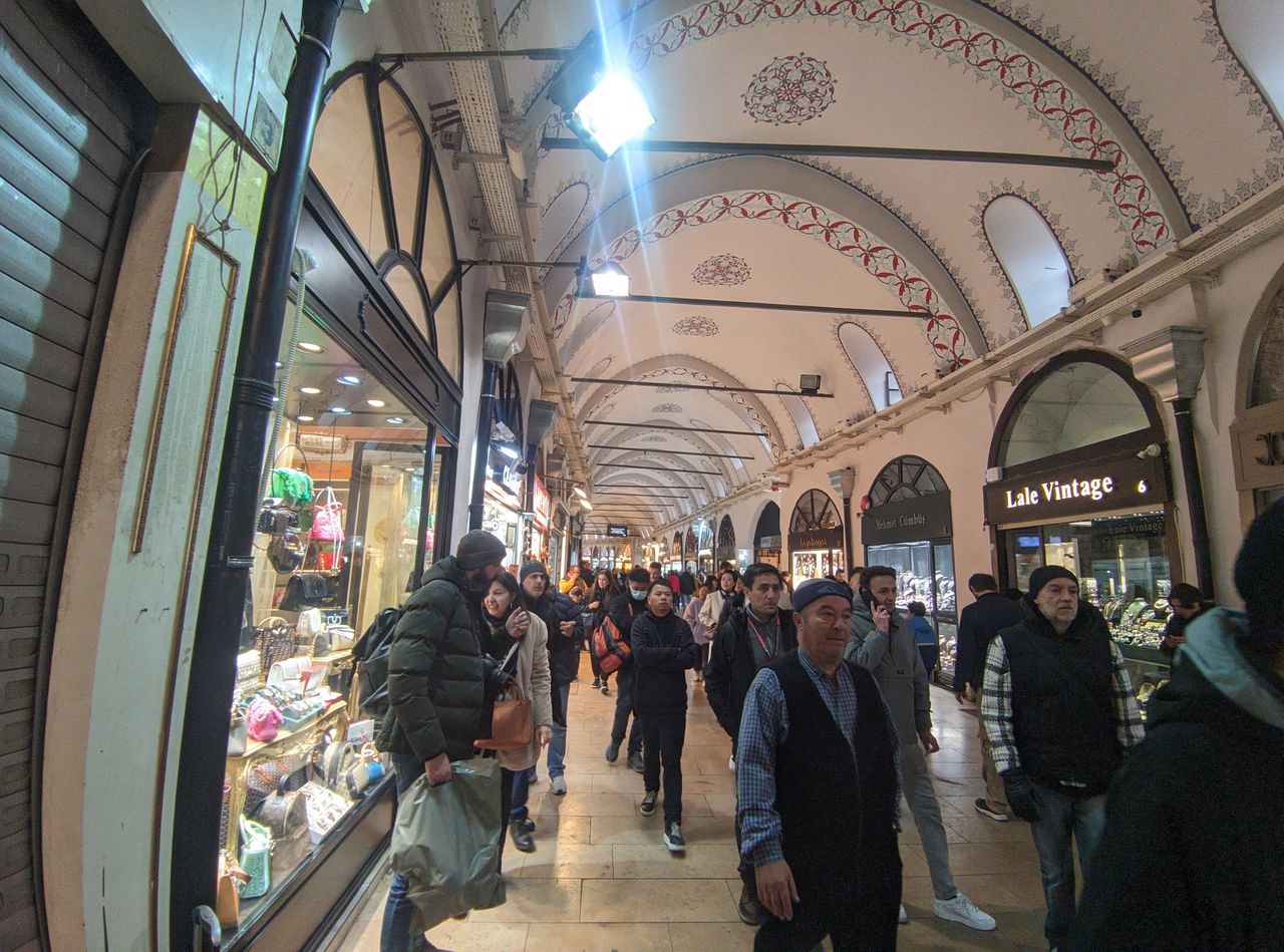 Στην Κλειστή Αγορά (Kapalı Carsı) οι περισσότεροι έμποροι σου πιάνουν την κουβέντα στα ελληνικά.