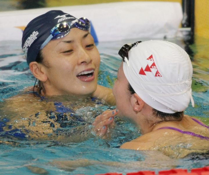 2008年の日本選手権・女子100メートル背泳ぎを日本新で制した伊藤華英さん（左）