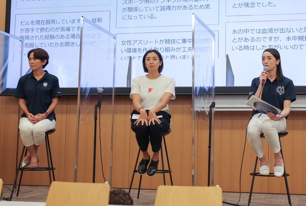 「生理とスポーツ」に関するシンポジウムに登壇した伊藤さん（中央）［大学スポーツ協会提供］