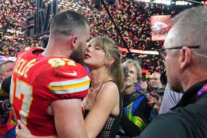 Travis Kelce and Taylor Swift on the pitch of the 2024 Super Bowl