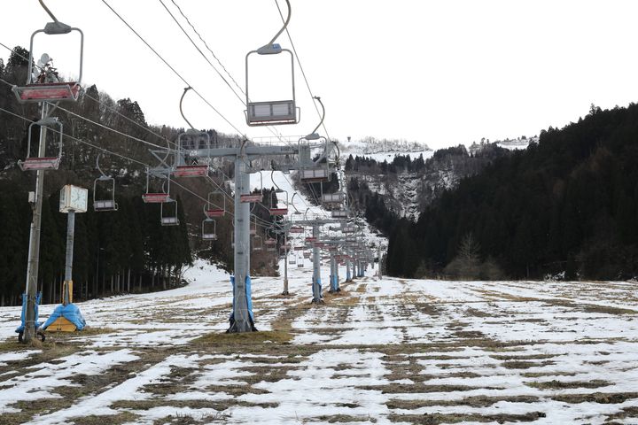 2020年の暖冬の影響で、地面が露出した富山市内のスキー場（2020年2月）