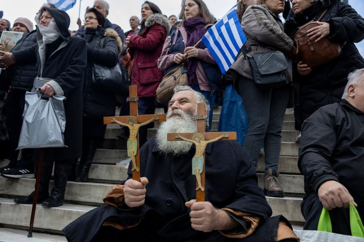Ένας διαδηλωτής κρατά δύο σταυρούς κατά τη διάρκεια συγκέντρωσης κατά του γάμου ομοφυλόφιλων, στην πλατεία Συντάγματος, στην Αθήνα, Ελλάδα, Κυριακή, 11 Φεβρουαρίου 2024. Το σχέδιο της κεντροδεξιάς κυβέρνησης να υποστηρίξει ένα νομοσχέδιο που θα επιτρέπει τον γάμο ομοφύλων έχει πυροδότησει αντιπαραθέσεις, με την Ελληνική Ορθόδοξη Εκκλησία και μια μερίδα Ορθοδόξων Χριστιανών να διαμαρτύρονται για την απόφαση. (AP Photo/Yorgos Karahalis)