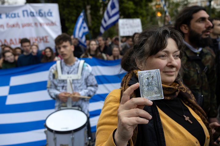 Διαδηλώτρια κρατά μια ιερή εικόνα κατά τη διάρκεια συγκέντρωσης κατά του γάμου ομοφυλόφιλων, στην πλατεία Συντάγματος, στην Αθήνα, Ελλάδα, Κυριακή, 11 Φεβρουαρίου 2024. (AP Photo/Yorgos Karahalis)