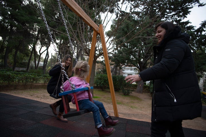 Η Έλενα Κοτσίφη, 38, έφυγε και η σύντροφός της, Χρύσα Γκοτσοπούλου, 35, παίζουν με τη δίχρονη κόρη τους, Αριάδνη σε μια παιδική χαρά, στο προάστιο της Κηφισιάς, βόρεια της Αθήνας, Ελλάδα, Δευτέρα, 12 Φεβρουαρίου 2024. Η Κοτσίφη και η Γκοτοπούλου που ζουν και εργάζονται στο Ηνωμένο Βασίλειο, επισκέφθηκαν την Ελλάδα για να υποστηρίξουν το νομοσχέδιο της κυβέρνησης για τη νομοθέτηση του γάμου μεταξύ ατόμων του ιδίου φύλου. (AP Photo/Michael Varaklas)