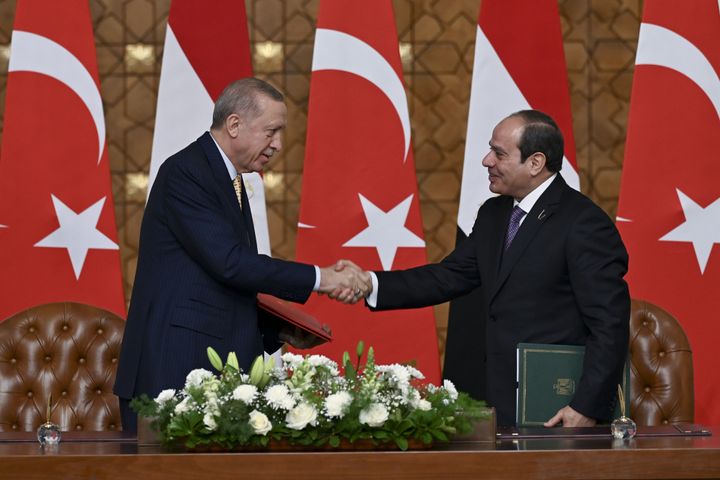 Ο Τούρκος πρόεδρος Ρετζέπ Ταγίπ Ερντογάν (Α) και ο Αιγύπτιος ομόλογός του Αμπντέλ Φατάχ αλ Σίσι (Δ) δίνουν τα χέρια μετά την υπογραφή διμερών συμφωνιών μεταξύ Τουρκίας και Αιγύπτου στο παλάτι Ittihadiye στο Κάιρο της Αιγύπτου στις 14 Φεβρουαρίου 2024.