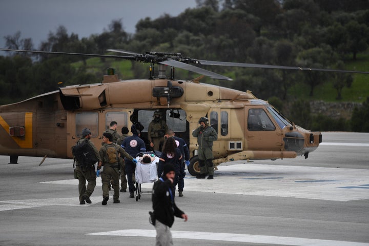 Μια ισραηλινή ιατρική ομάδα απομακρύνει ένα άτομο που τραυματίστηκε από πύραυλο που εκτοξεύτηκε από το Λίβανο, στο νοσοκομείο Ziv στο Safed, στο βόρειο Ισραήλ, Τετάρτη 14 Φεβρουαρίου 2024. Τα ισραηλινά μέσα ενημέρωσης ανέφεραν 1 νεκρό και οκτώ τραυματίες από την επίθεση με ρουκέτα. Η πόλη, η οποία απέχει περίπου 12 χιλιόμετρα από τα σύνορα είναι πιο νότια από τις περισσότερες από τις καθημερινές συνοριακές αψιμαχίες με τη μαχητική οργάνωση Χεζμπολάχ του Λιβάνου.