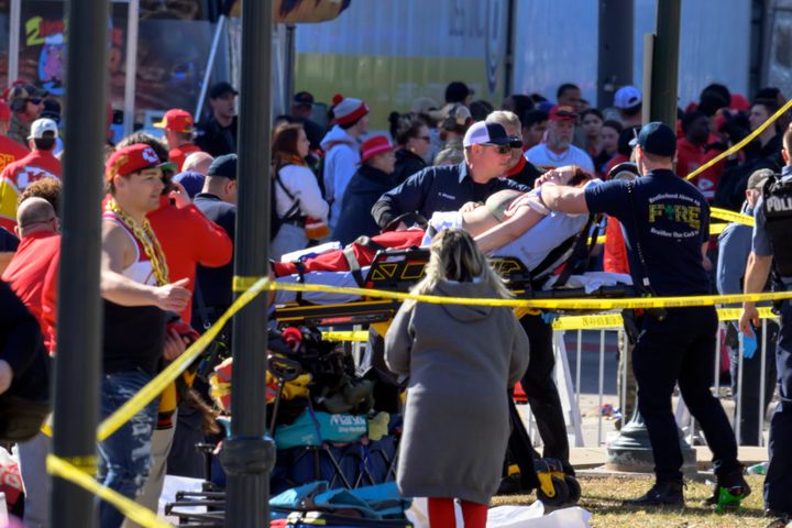 Μια γυναίκα μεταφέρεται σε ασθενοφόρο μετά τον εορτασμό της νίκης των Kansas City Chiefs στο Super Bowl, Τετάρτη 14 Φεβρουαρίου 2024, στο Κάνσας Σίτι του Μιζούρι