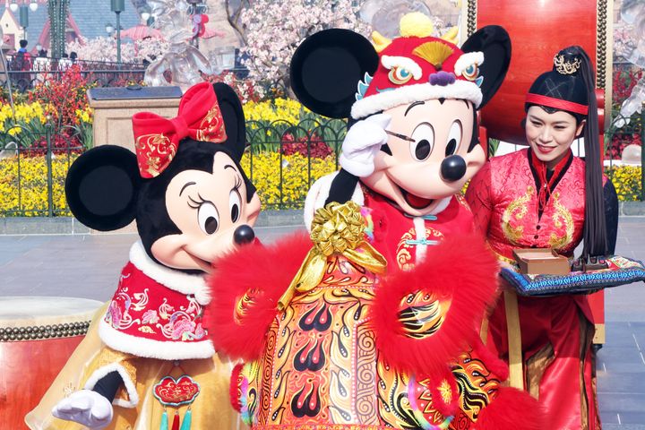 上海ディズニーランドで旧正月を祝う式典に参加するミッキーとミニー（2024年2月10日）