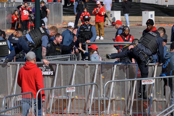 銃撃の後、現場を操作する警察官たち（2024年2月14日）