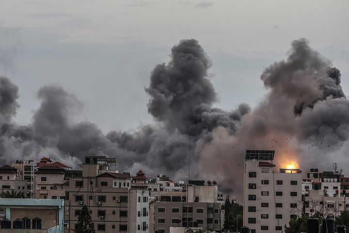 イスラエル軍の攻撃を受けて煙が上がる北部ガザ市の建物（2023年10月9日）