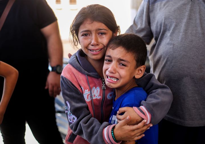 ガザ南部ハンユニスで、イスラエル軍の空襲で泣き叫ぶ子どもたち（2023年10月15日）