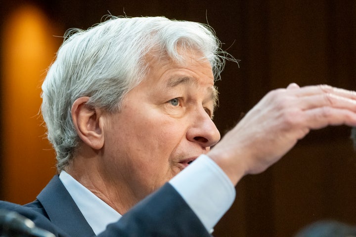 Ο Jamie Dimon, Πρόεδρος και Διευθύνων Σύμβουλος, JPMorgan Chase & Co., μιλά κατά τη διάρκεια ακρόασης της Επιτροπής Τραπεζών, Στέγασης και Αστικών Υποθέσεων της Γερουσίας για να εξετάσει τις εταιρείες της Wall Street στο Capitol Hill, Τετάρτη, 6 Δεκεμβρίου 2023 στην Ουάσιγκτον. (AP Photo/Alex Brandon)